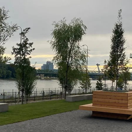 Eurovea Tower 21p Amazing View Апартаменти