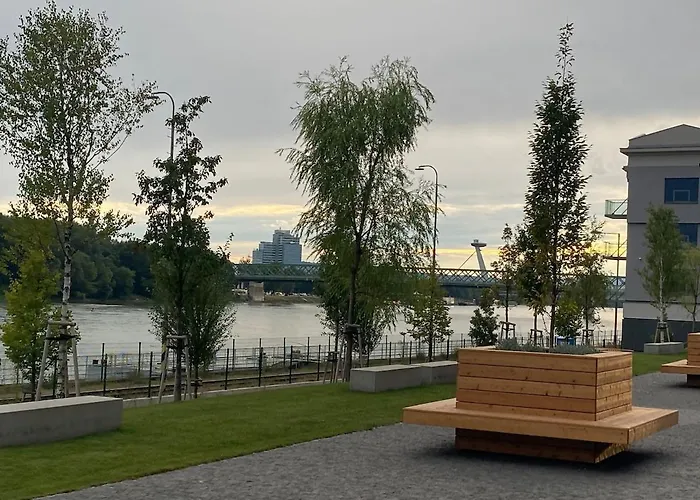 Eurovea Tower 21p Amazing View 아파트